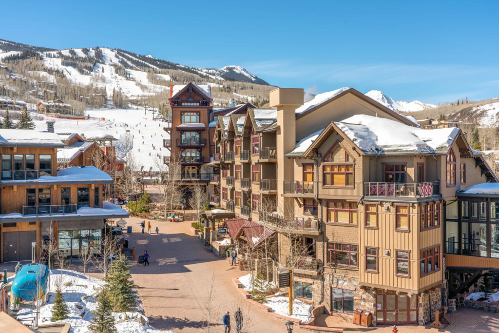 Book your Snowmass ski vacation early and save 15% on stays of 7+ nights. Enjoy convenient access to lifts, restaurants, shopping, and all the excitement of Snowmass Base Village.