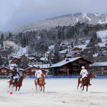 Ski-slopes-in-Megève-with-snow-covered-chalets